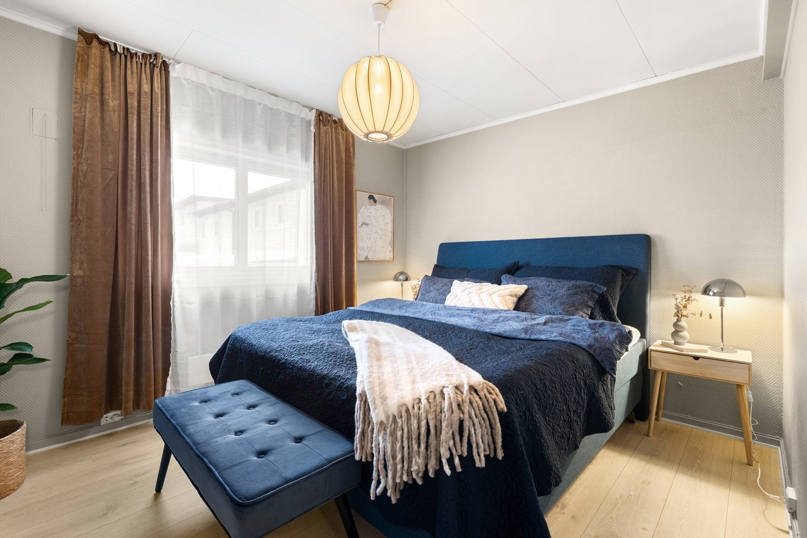 Hovedsoverommet | Rommet er av god størrelse med plass til dobbeltseng og tilhørende nattbord. Galleribilde