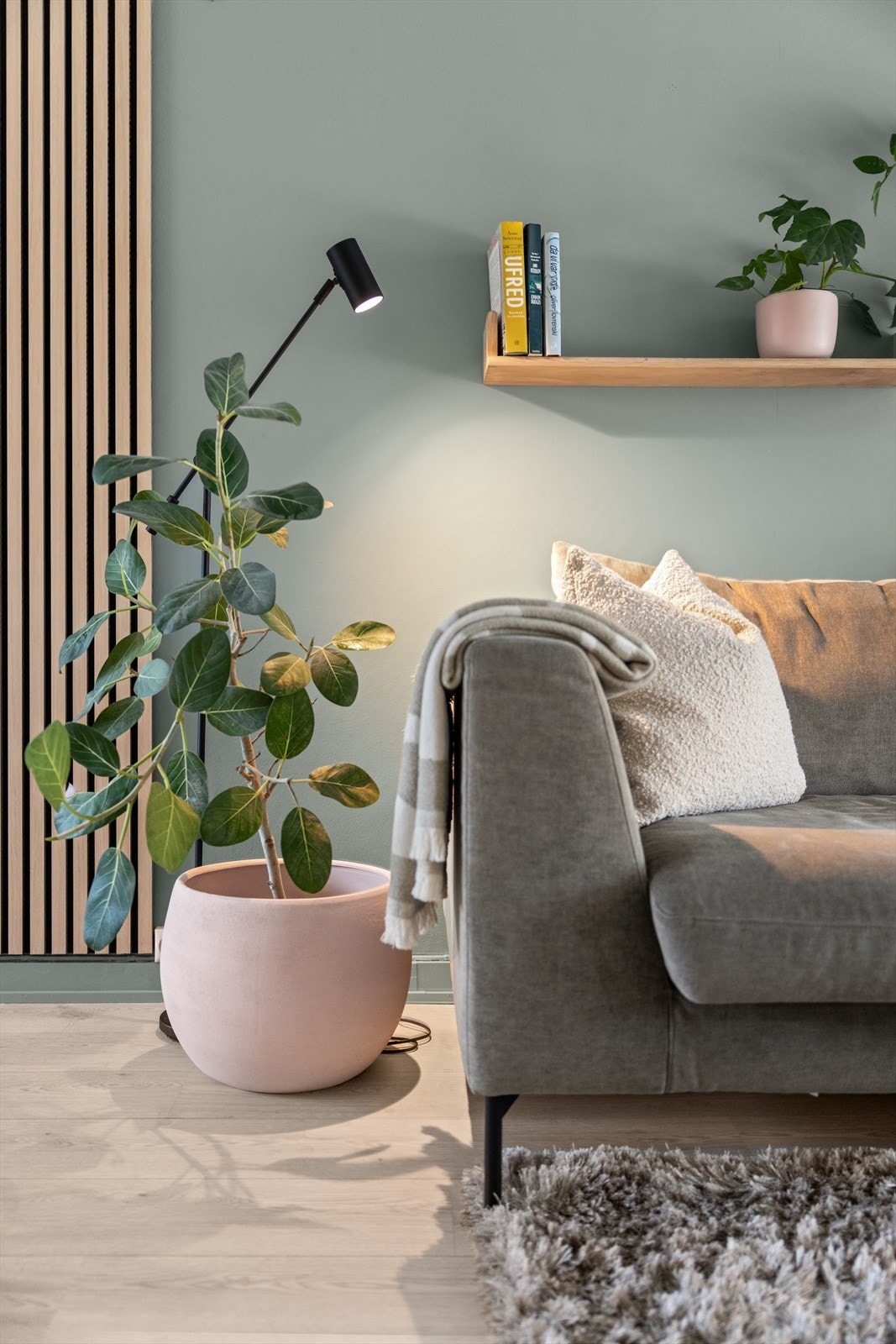 I stue er det fin plass til romslig sofagruppe og tv-seksjon. Galleribilde