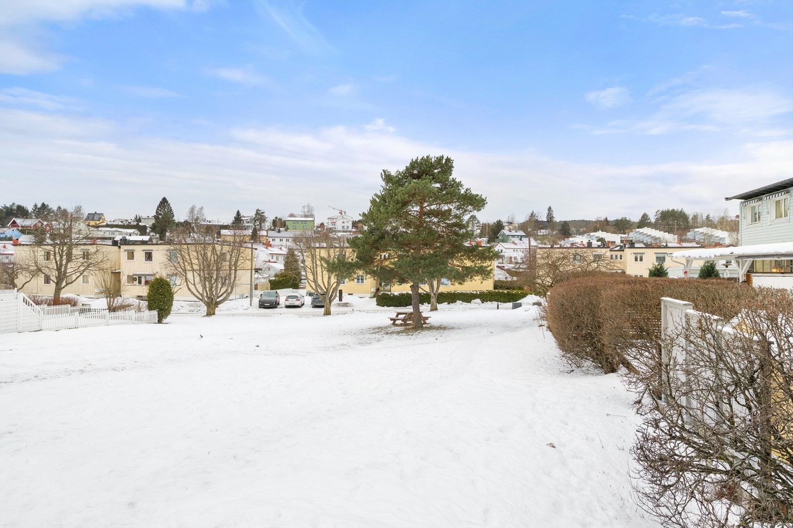 Rett utenfor døren er det store grøntområder, sitteplasser og flere lekeplasser. Galleribilde