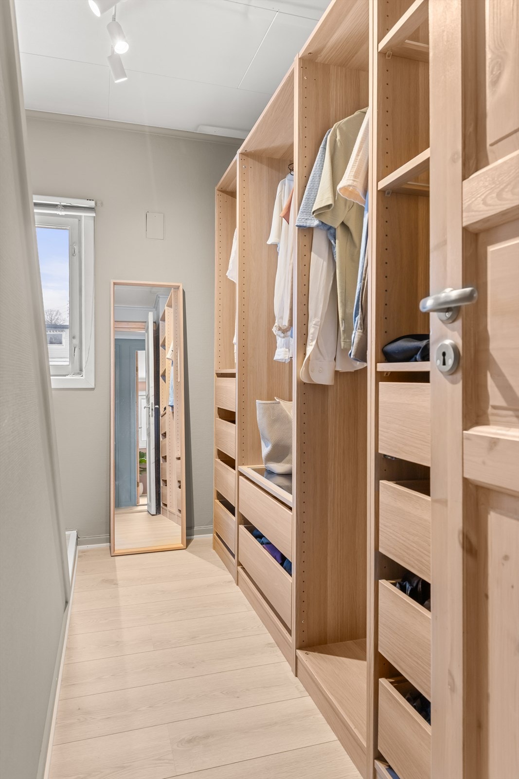 Her er det rikelig med oppbevaringsplass. Galleribilde