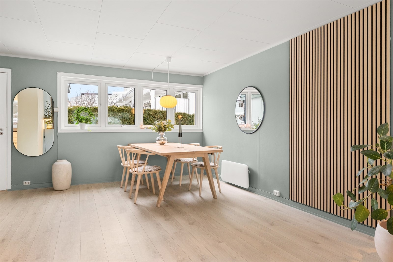 Leiligheten har god plass til flere sittegrupper og soner. Galleribilde