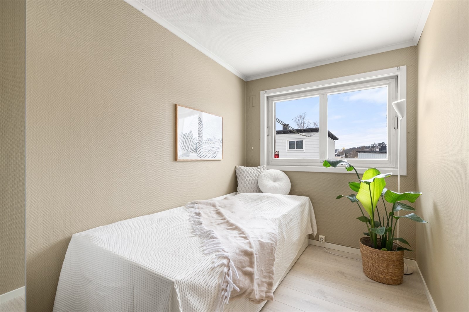 Soverom III | Praktisk soverom med mye naturlig lysinnslipp. Galleribilde