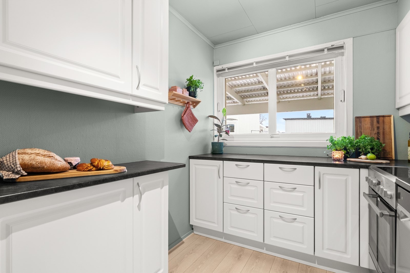 På kjøkkenet er det rikelig med benke- og skapplass. Galleribilde