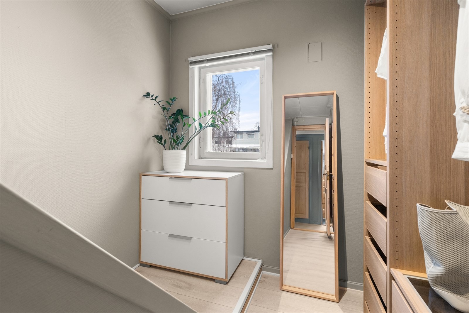 Praktisk walk in closet. Galleribilde