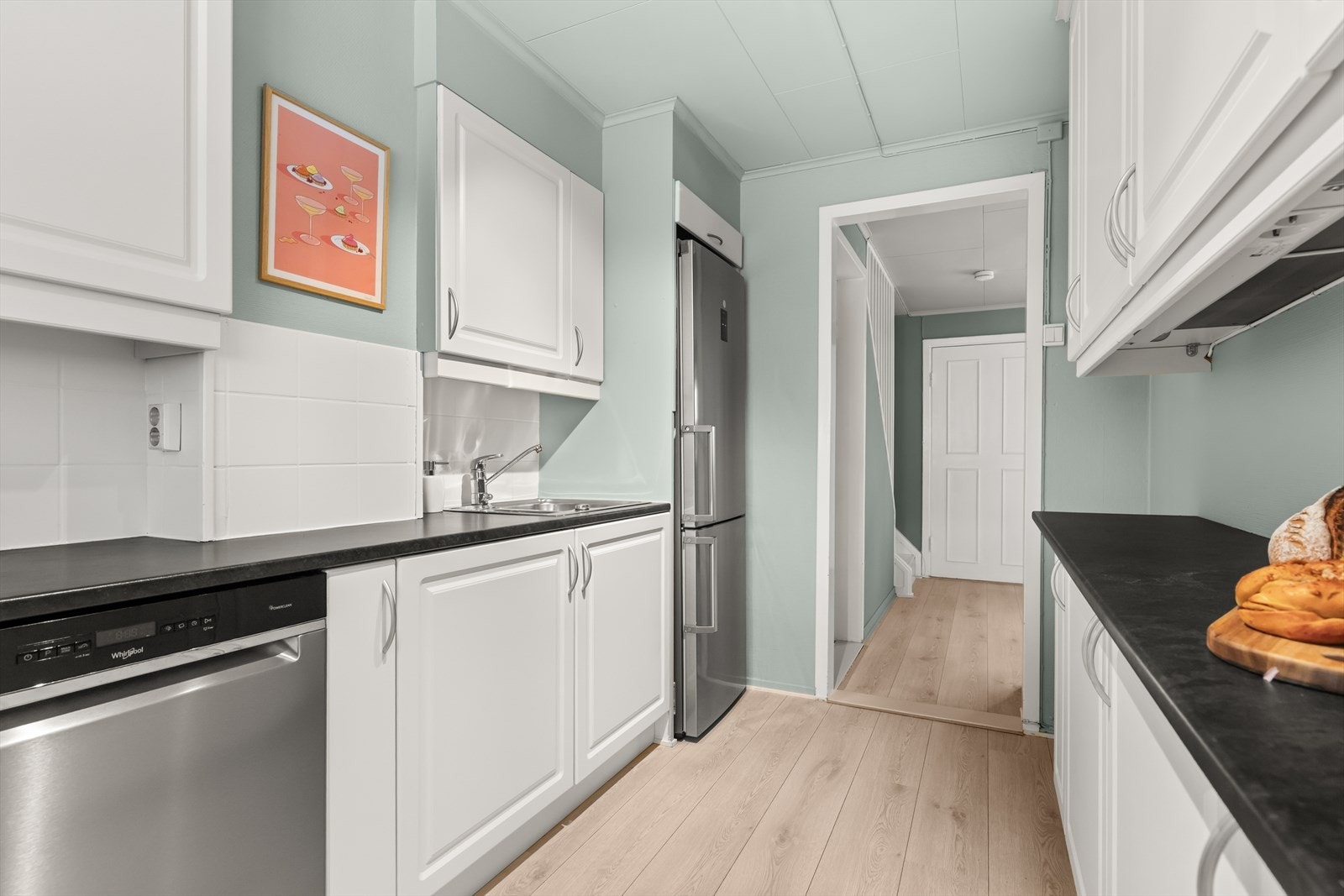 Tidløst kjøkken med nyere hvitevarer. Galleribilde