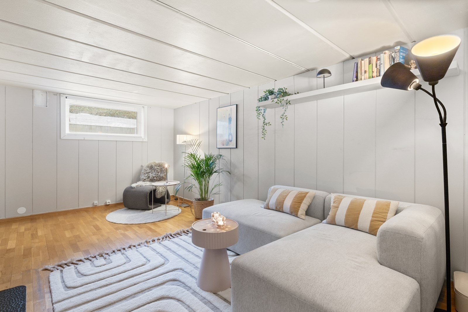 Her er det god plass til flere sittegrupper og soner, samt tv-seksjon. Galleribilde