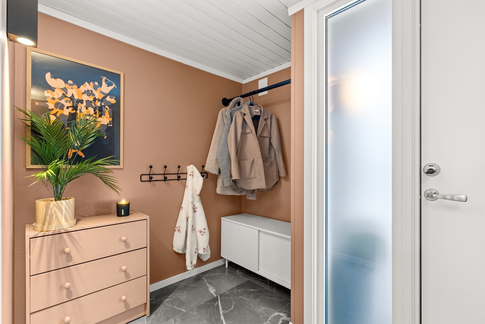 Entrè med plass til oppbevaring av sko og yttertøy. Galleribilde