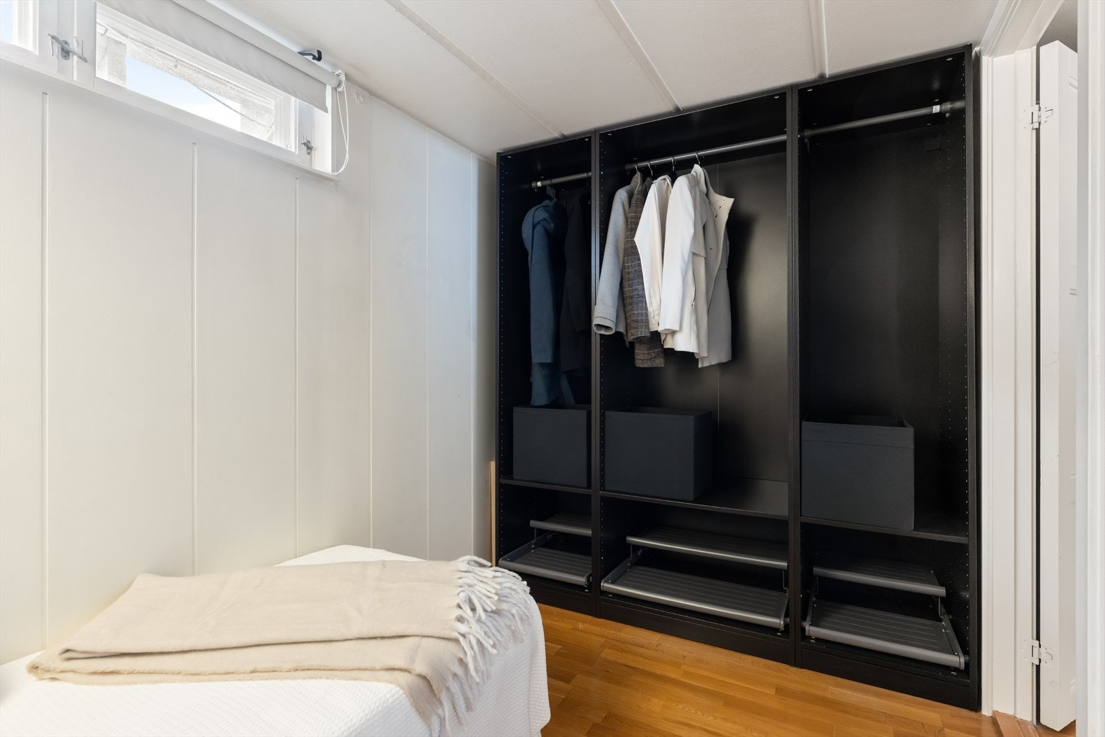 Rommet har praktisk garderobeløsning. Galleribilde