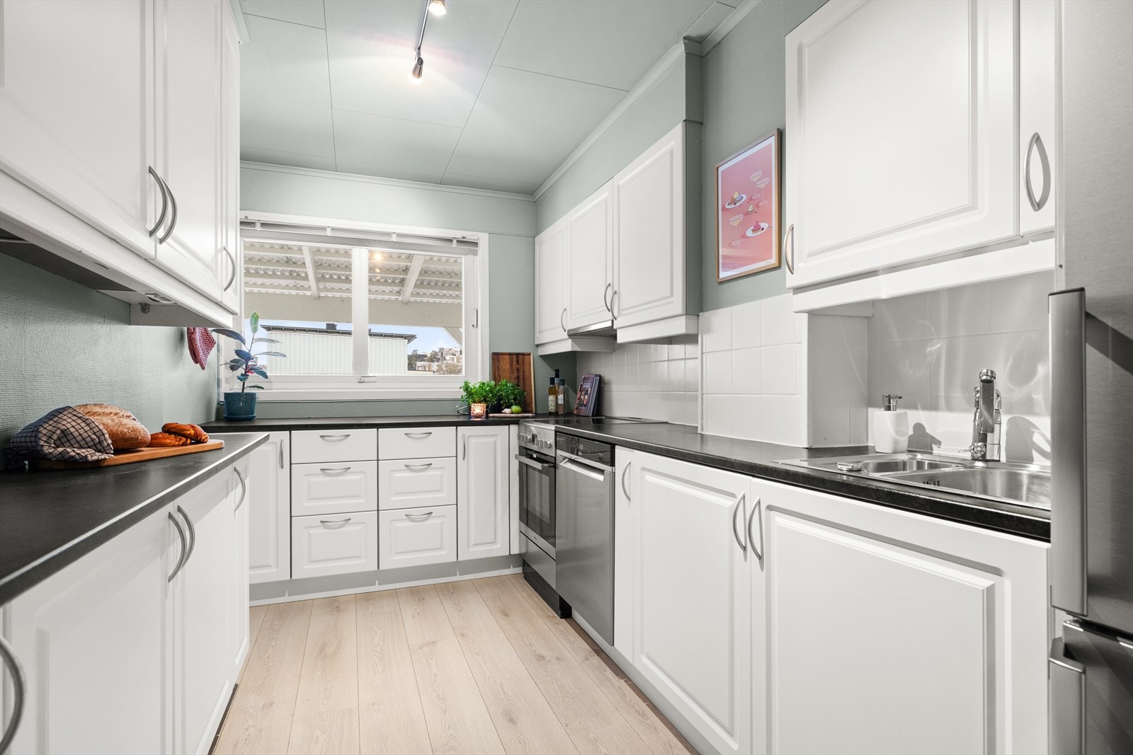 Praktisk planløsning med separat kjøkken. Galleribilde