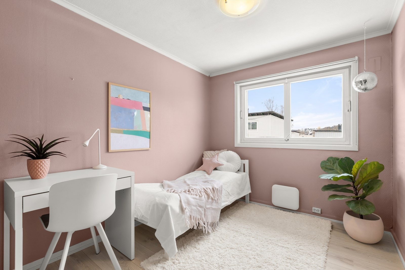 Soverom I | Her er det fin plass til seng, skrivepult og garderobeløsning. Galleribilde