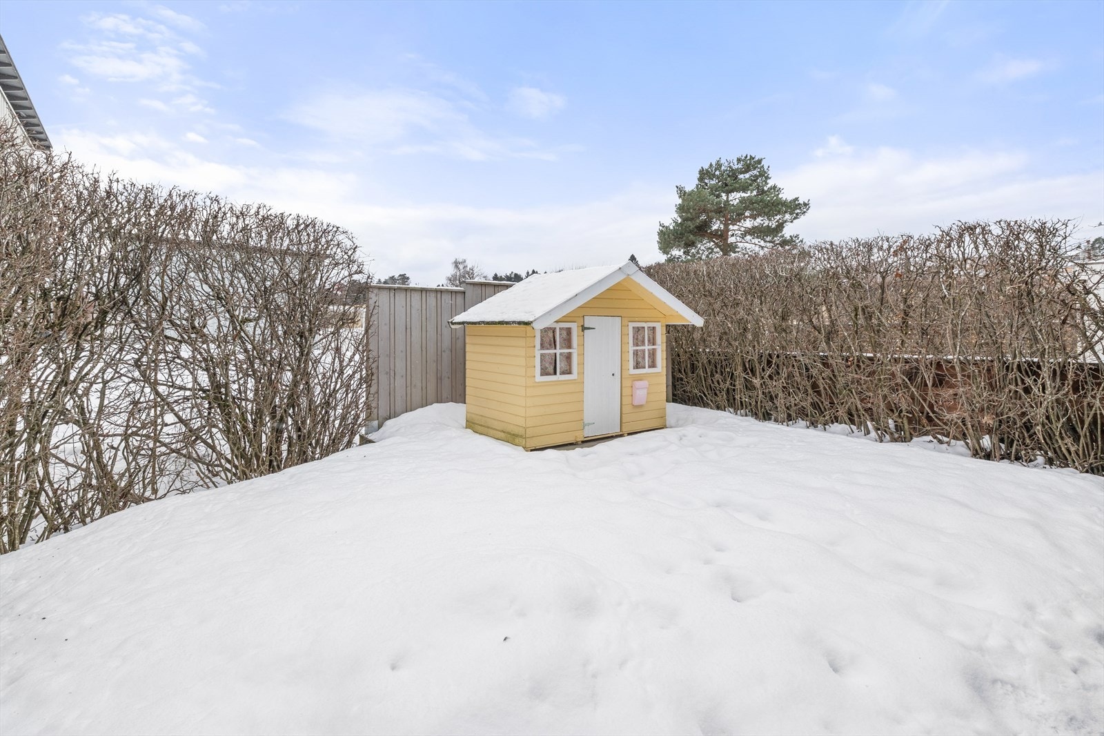 Skjermet uteplass med lekestue. Galleribilde