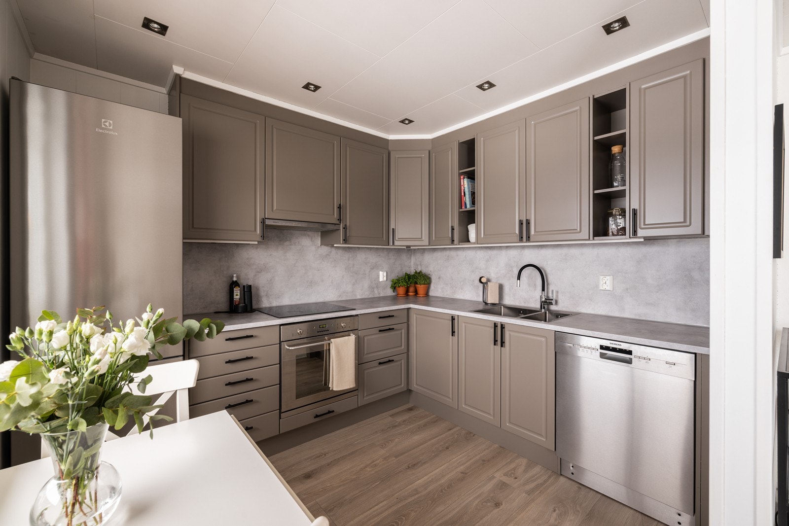 Innredningen har laminert benkeplate med nedfelt oppvaskkum med 1-greps blandebatteri. Det er montert skylleplate mellom over- og underskap. Galleribilde