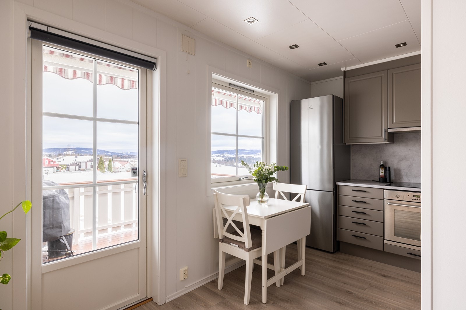 I tillegg er det plass til frittstående kjøleskap. Galleribilde