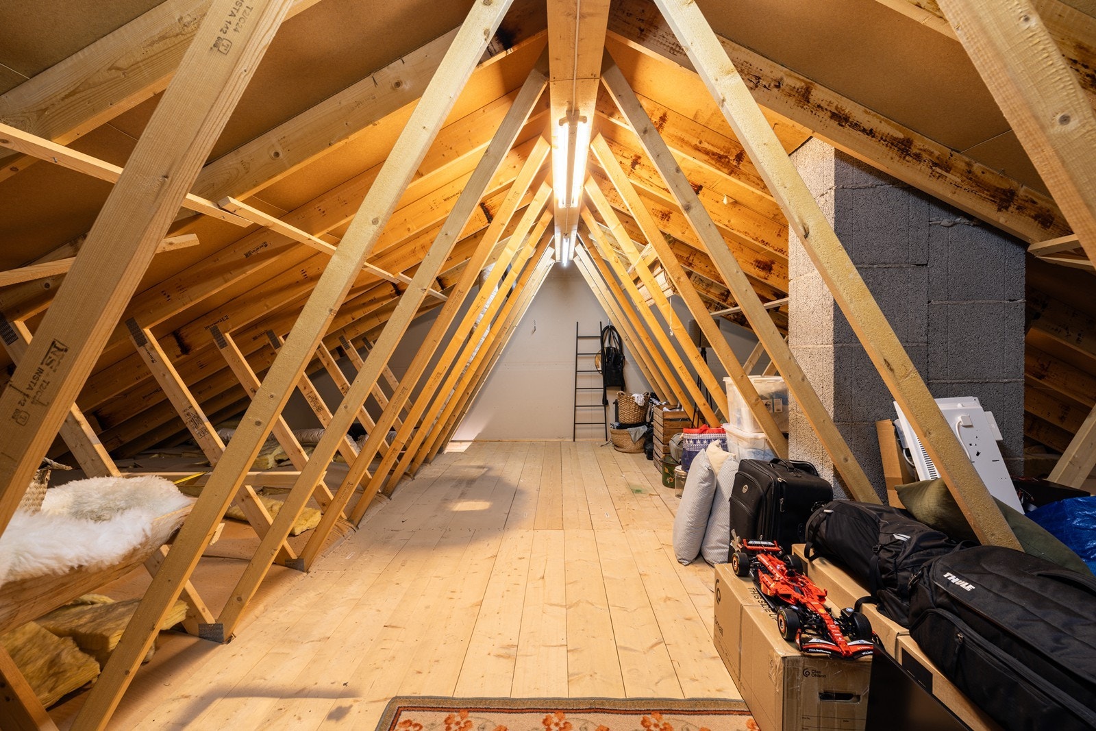 Det er tilgang til loftsareal på 13 m² gulvareal, med luke i taket i boden. Her er det ytterligere lagringsplass. Galleribilde