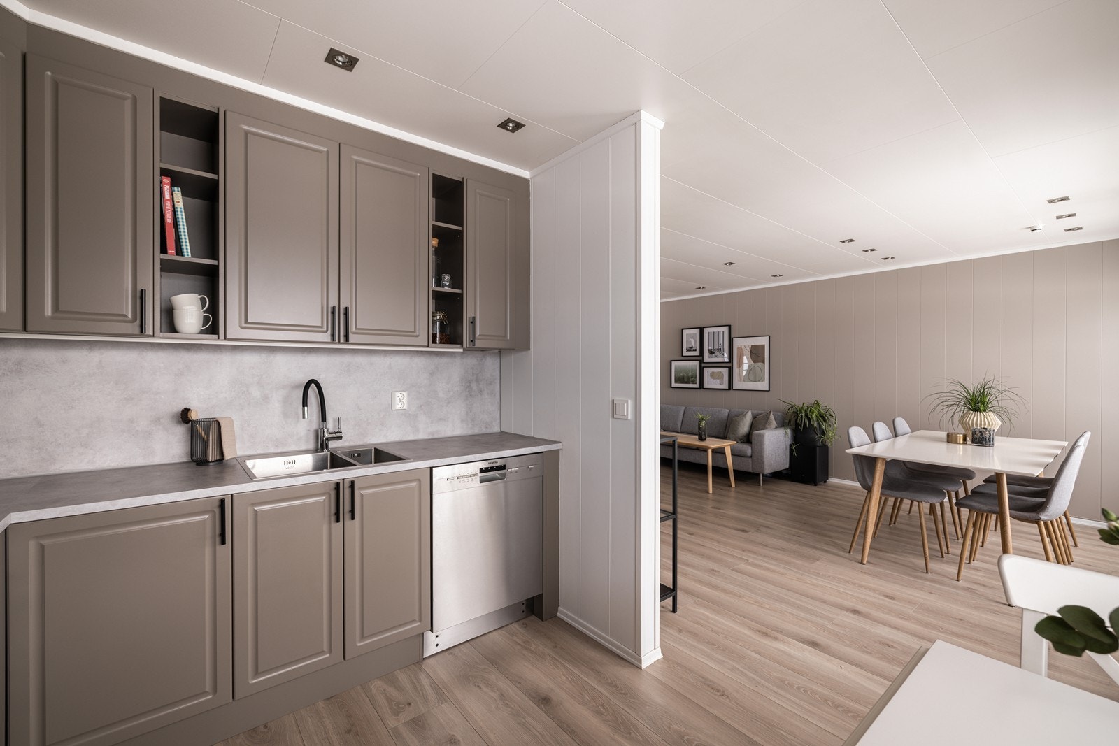 Selger moderniserte kjøkkenet i 2024 ved å lakkere kjøkkenfronter, ny benkeplate, veggplater, oppvaskkum, blandebatteri, avtrekksvifte, og kjøkkenbelysning. Galleribilde