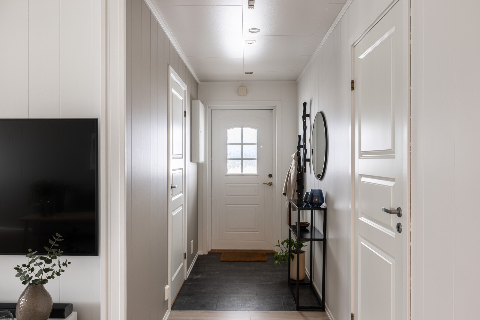 I entréen er det plass til å henge fra seg yttertøy og sette fra seg sko. Galleribilde