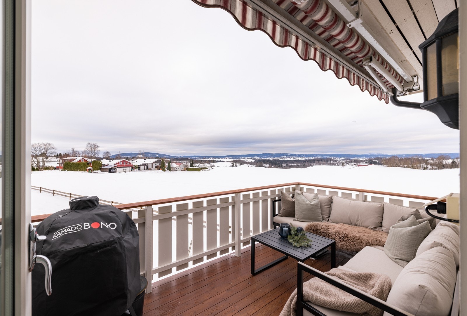 Det er utgang til en hyggelig veranda. Galleribilde