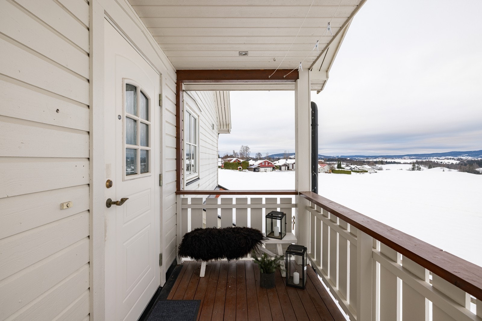 Boligen har adkomst fra utvendig trapp, med overbygget adkomstterrasse. Galleribilde