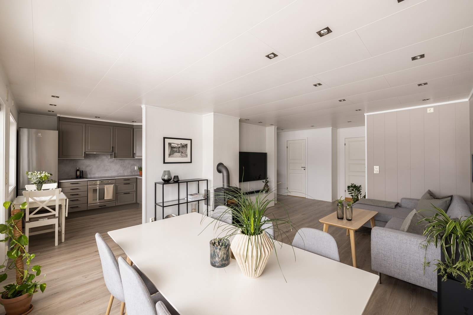 Kjøkkenet ligger i åpen løsning mot stuen. Galleribilde