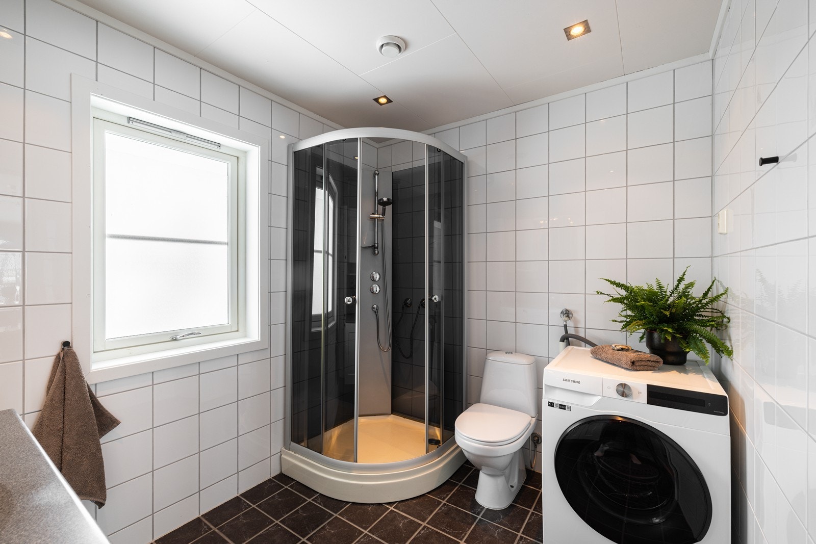 I tillegg er det opplegg for vaskemaskin og det er tilkoblet et vannklosett. Rommet har mekanisk avtrekk. Galleribilde