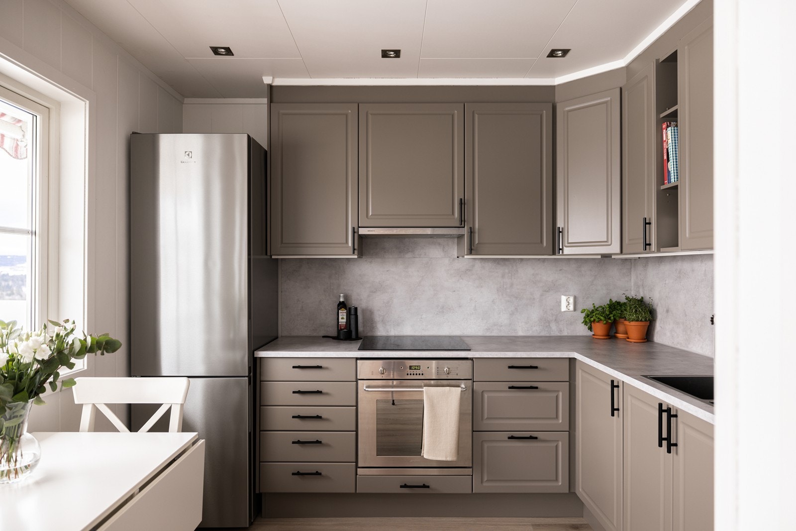 Videre er det opplegg for oppvaskmaskin, samt integrert komfyr og nedfelt platetopp. Induksjonstoppen er fra 2023. Galleribilde