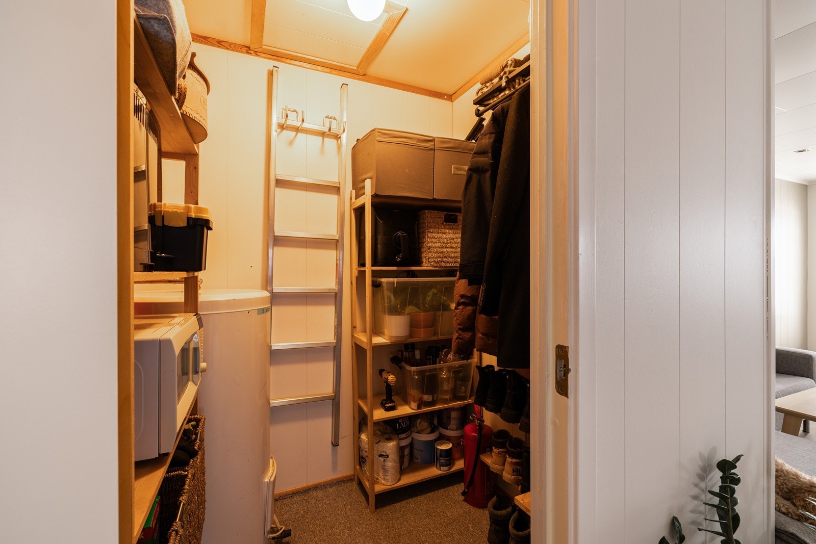 Fra stuen er det inngang til en praktisk bod. Her inne er det mye lagringsplass. Galleribilde