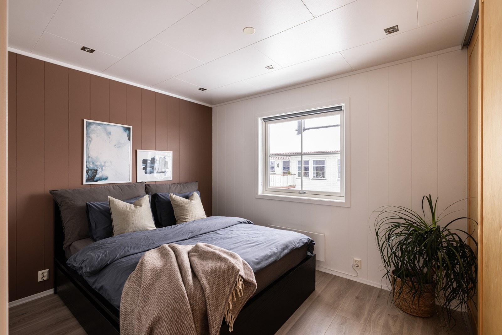 Boligen har to soverom. Hovedsoverommet har plass til dobbeltseng med tilhørende nattbord. Videre er det plass til klesoppbevaring i garderobeløsning. Galleribilde