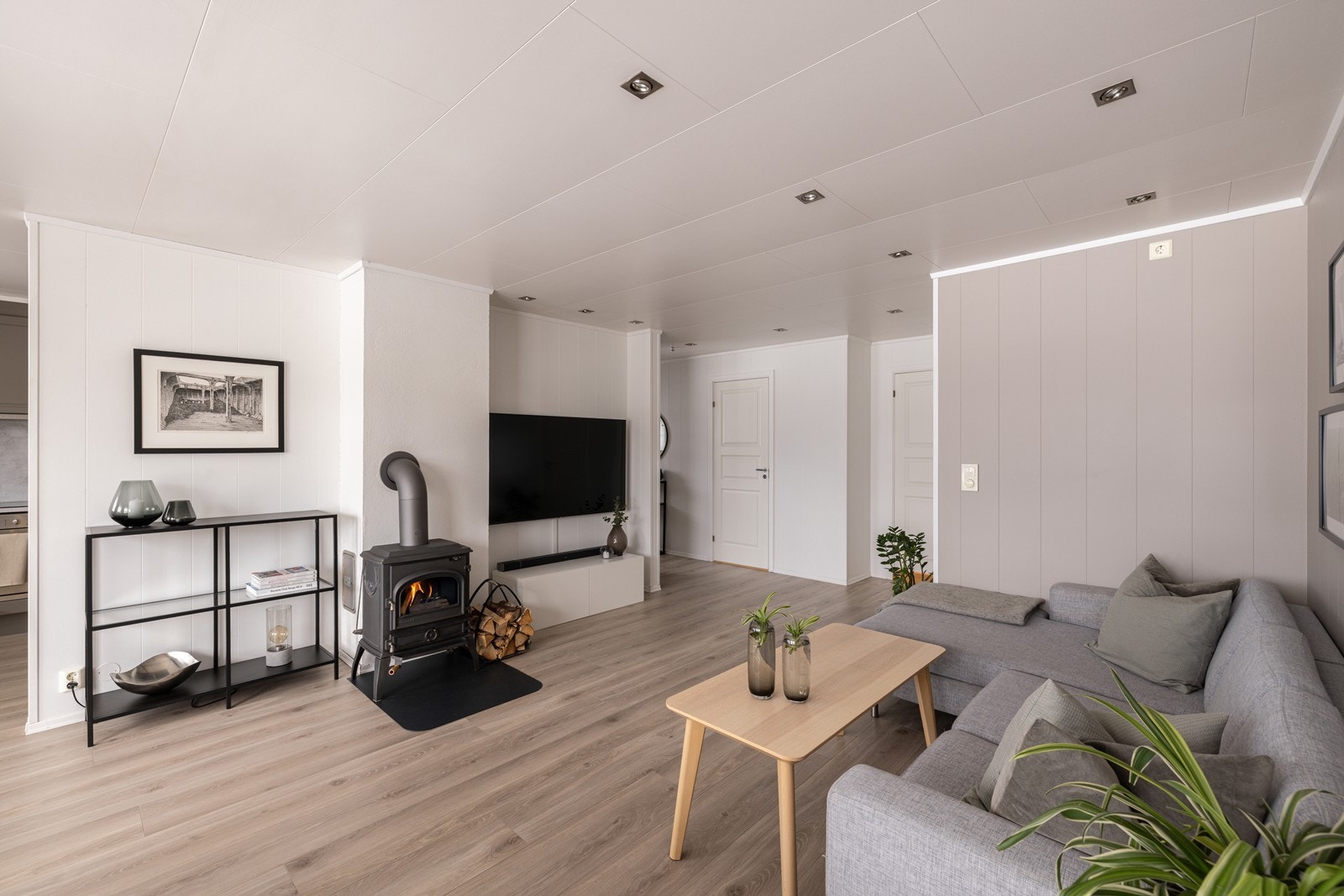 Rommet har plass ti sofaseksjon, tv-møbel og spisegruppe. Galleribilde