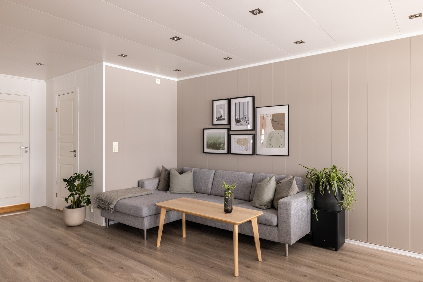 Rommet ble modernisert i 2020, da ble gulvene byttet i hele boligen, samt veggflater malt. Galleribilde