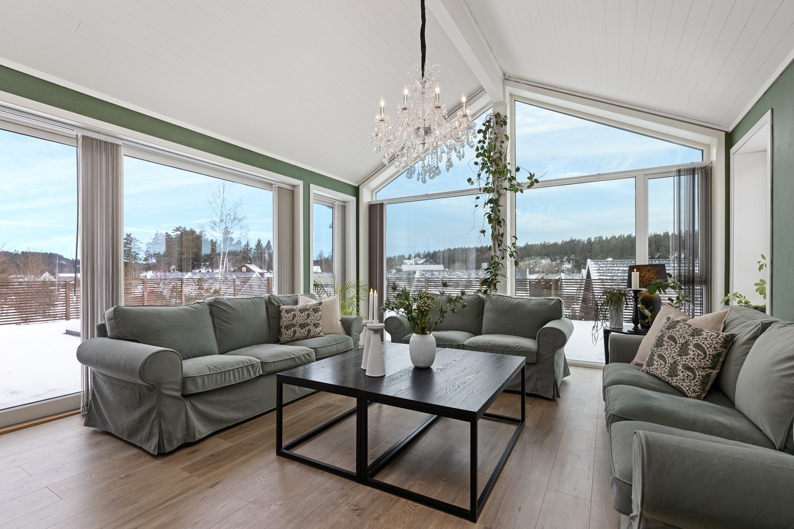 Rommet er lett å møblere og har direkte utgang til den store terrassen. Galleribilde