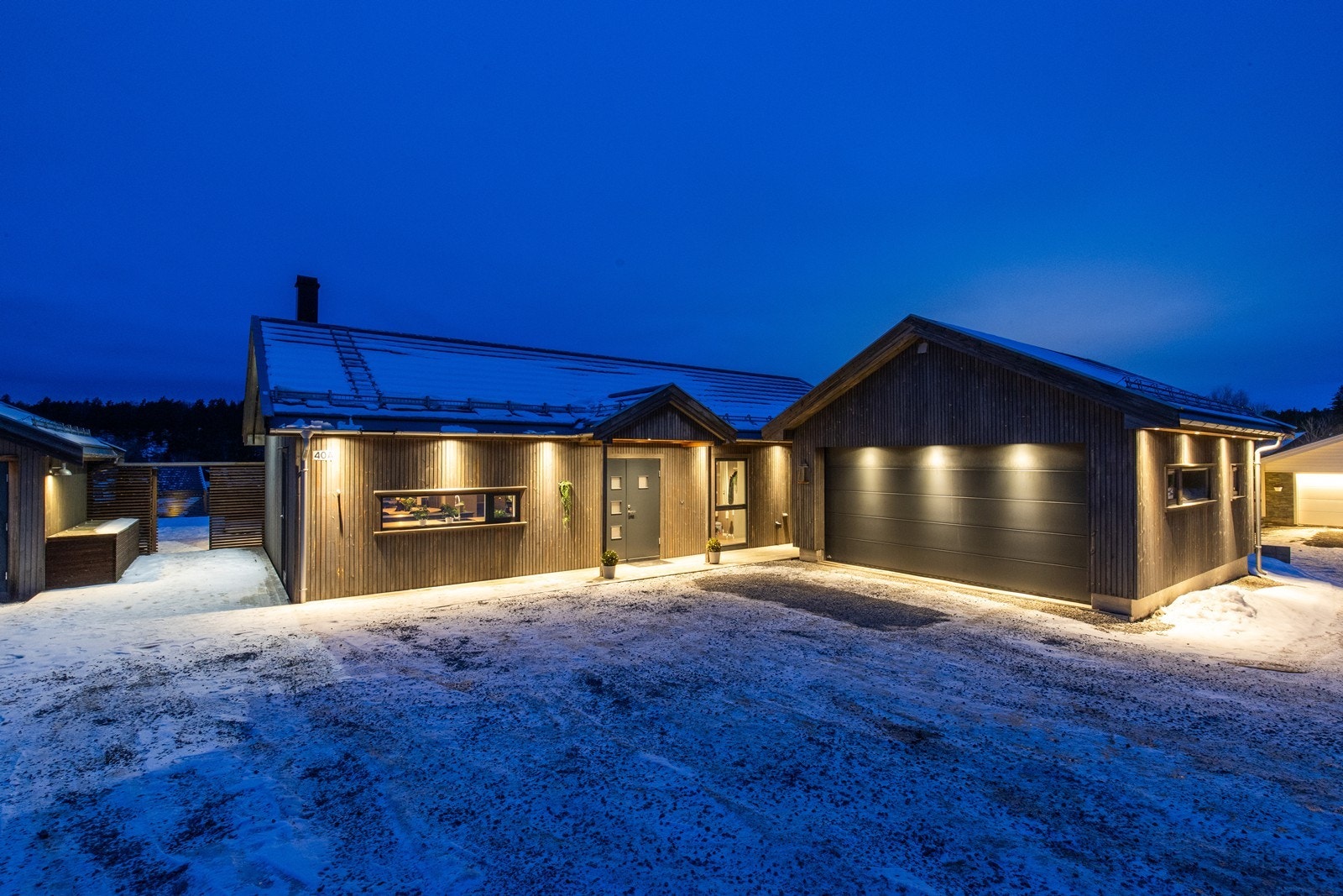 Boligen presenterer seg svært godt også på kveldstid. Galleribilde