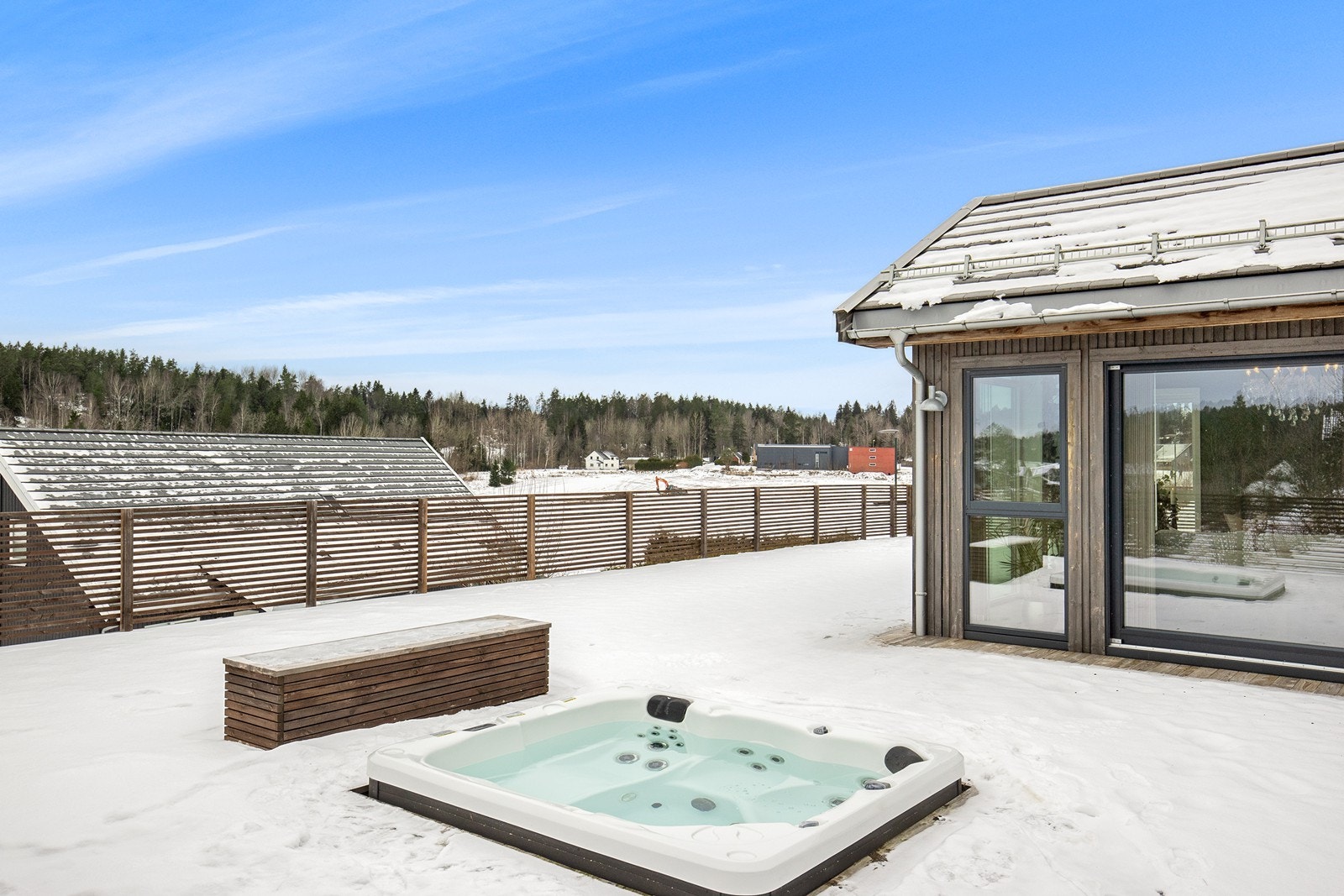 Terrassen har et nedsenket boblebad for avslapning året rundt. Galleribilde