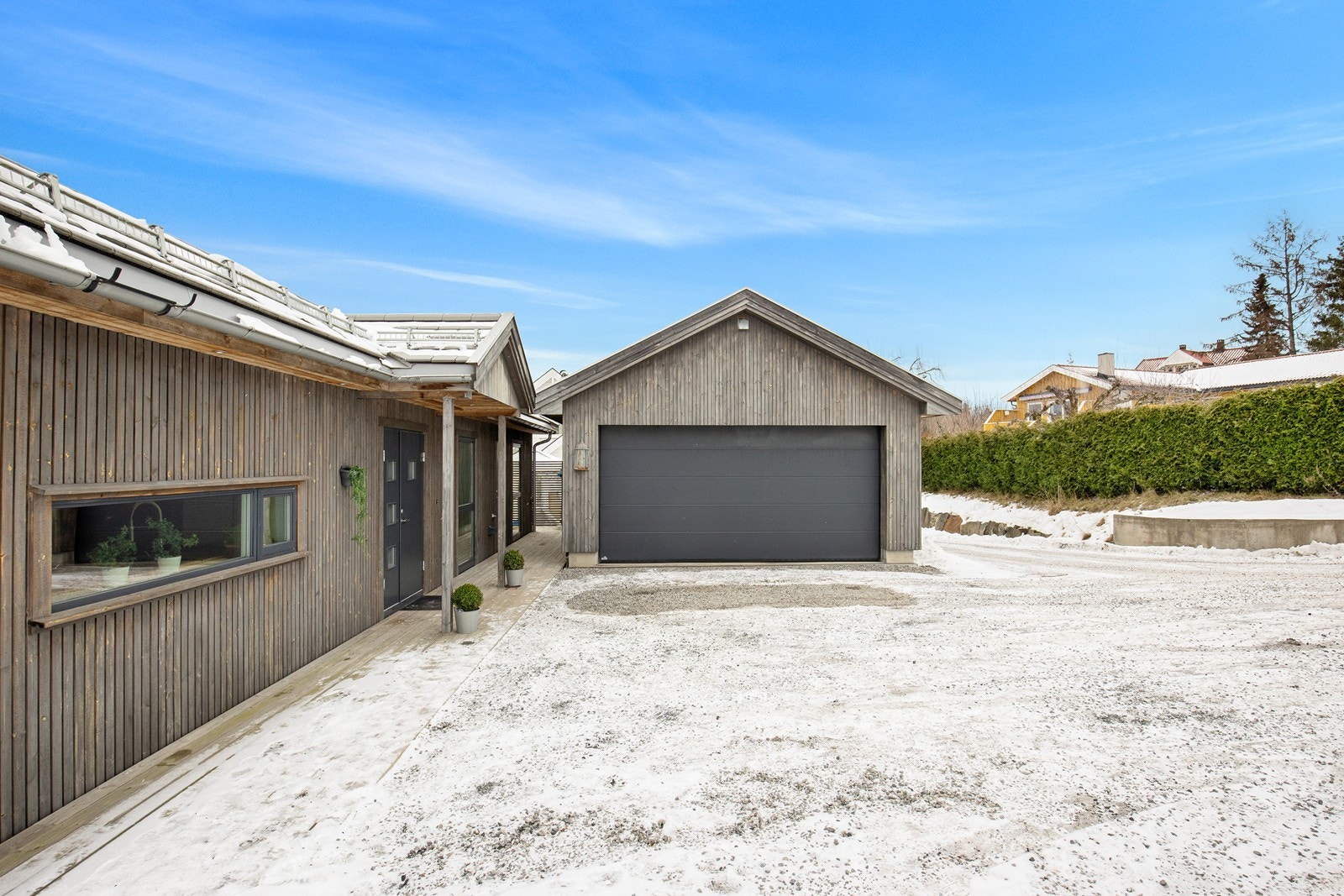 God plass til parkering for flere biler på egen tomt. Galleribilde