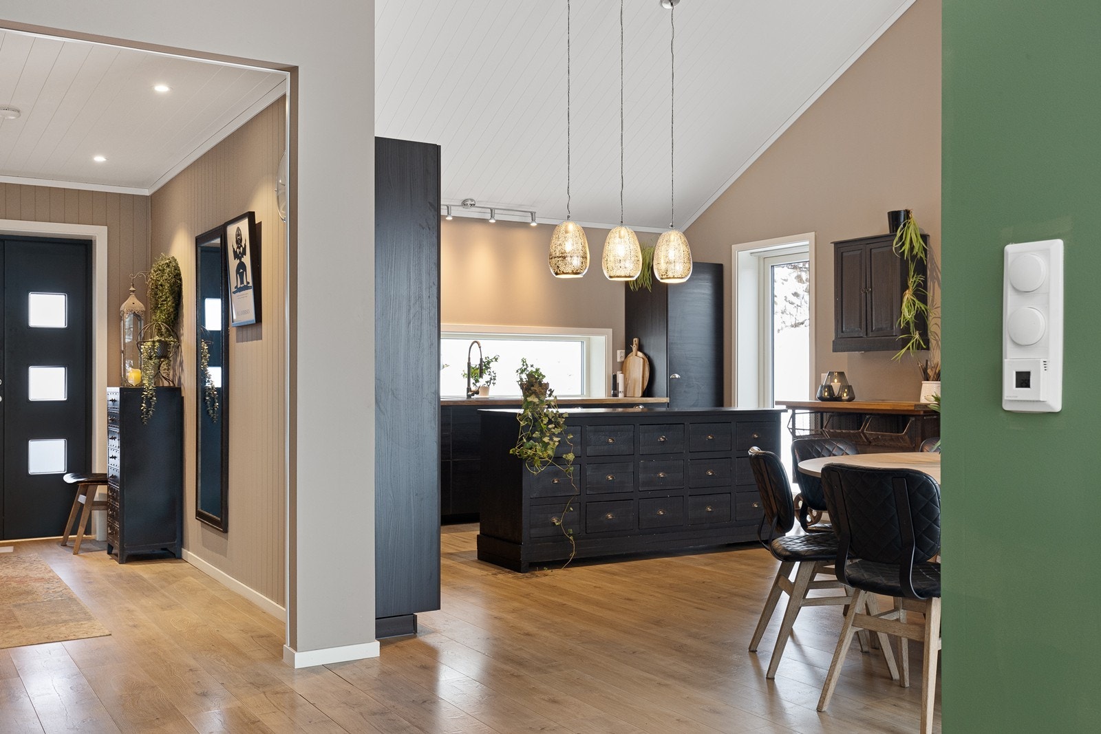 Den åpne planløsningen skaper en sosial og luftig atmosfære. Galleribilde