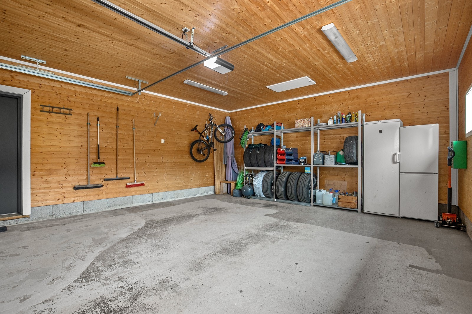 Stor, isolert garasje med varmekabler i gulv og god plass til bil og oppbevaring. Galleribilde