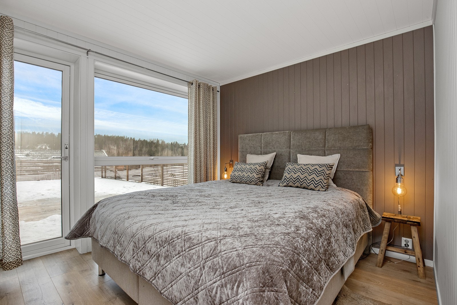 Hovedsoverommet er romslig og har egen utgang til uteområdet. Galleribilde