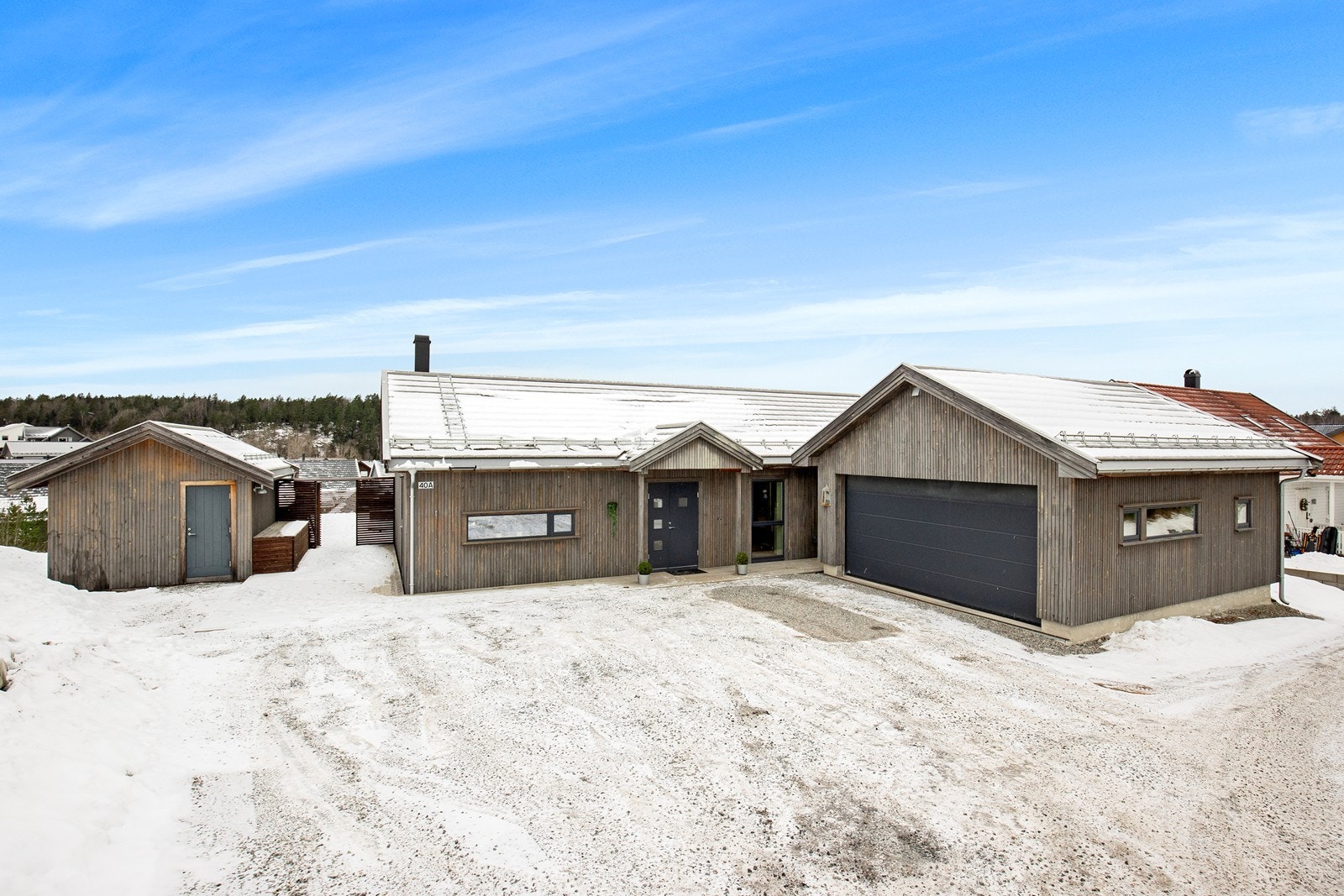 Eneboligen har et moderne uttrykk med en stor gårdsplass. Galleribilde