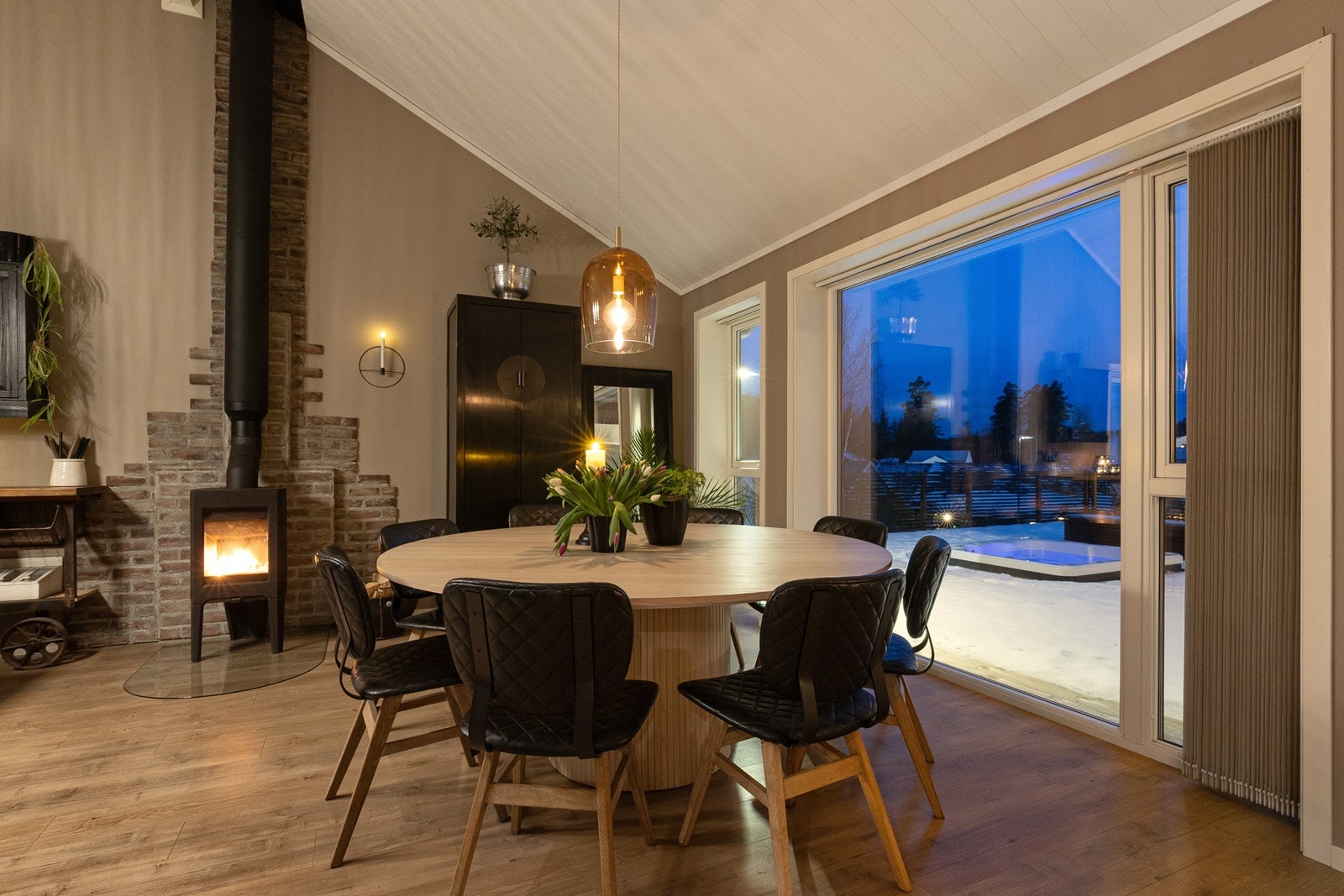 Her kan man nyte lange middager med utsikt mot terrassen og jacuzzien. Galleribilde