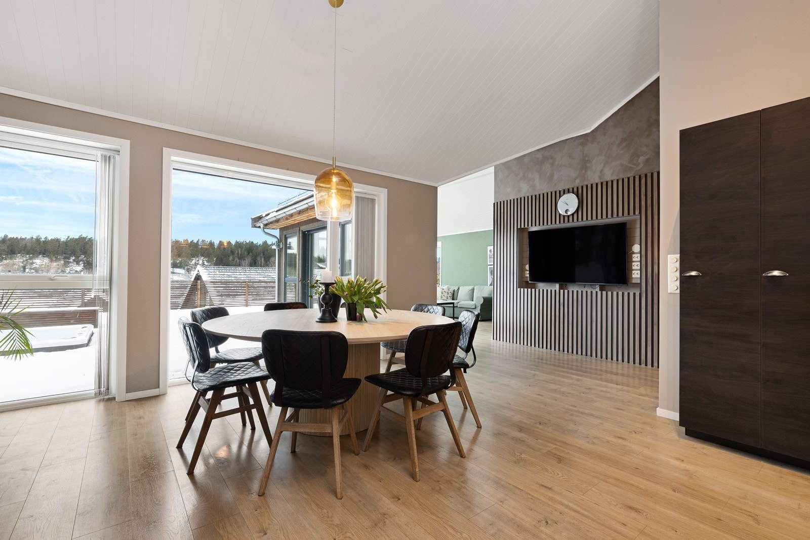 Den åpne løsningen gir en fin flyt mellom boligens ulike soner. Galleribilde