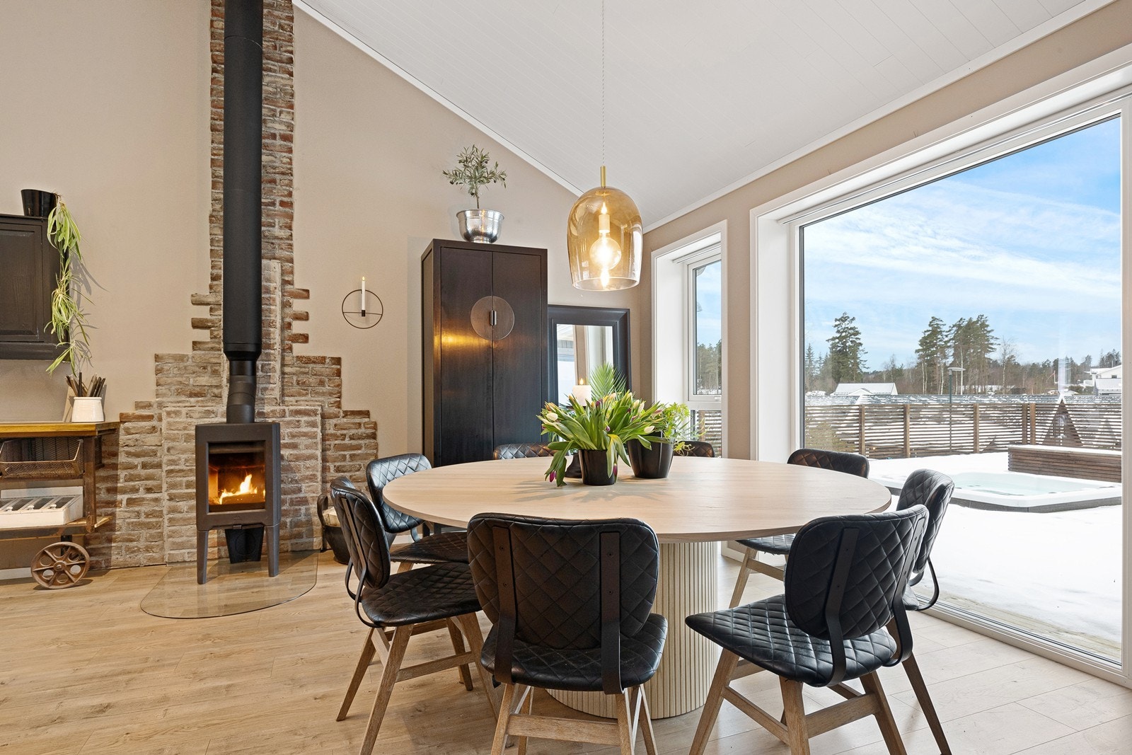 Store vinduer og møneghøyt tak (ca 4,5 meter) gir særdeles god romfølelse Galleribilde