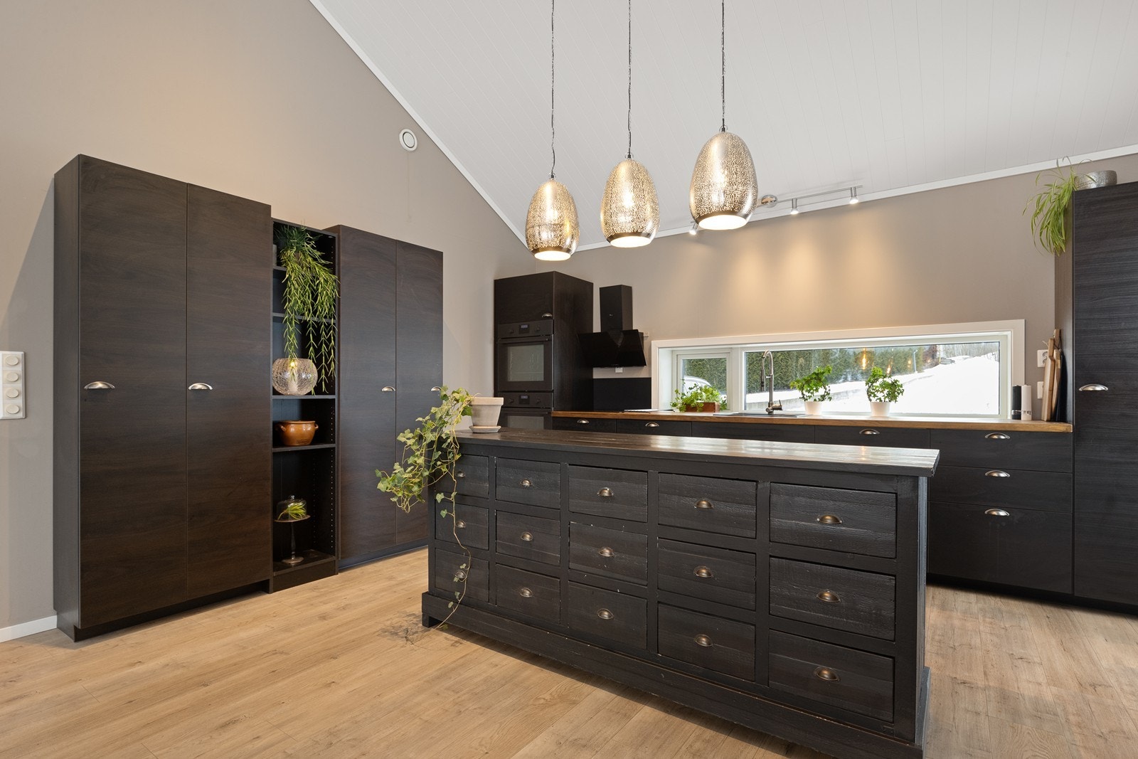 Kjøkkenet er et naturlig samlingspunkt, med en stor kjøpmannsdisk og rikelig med skapplass. Galleribilde