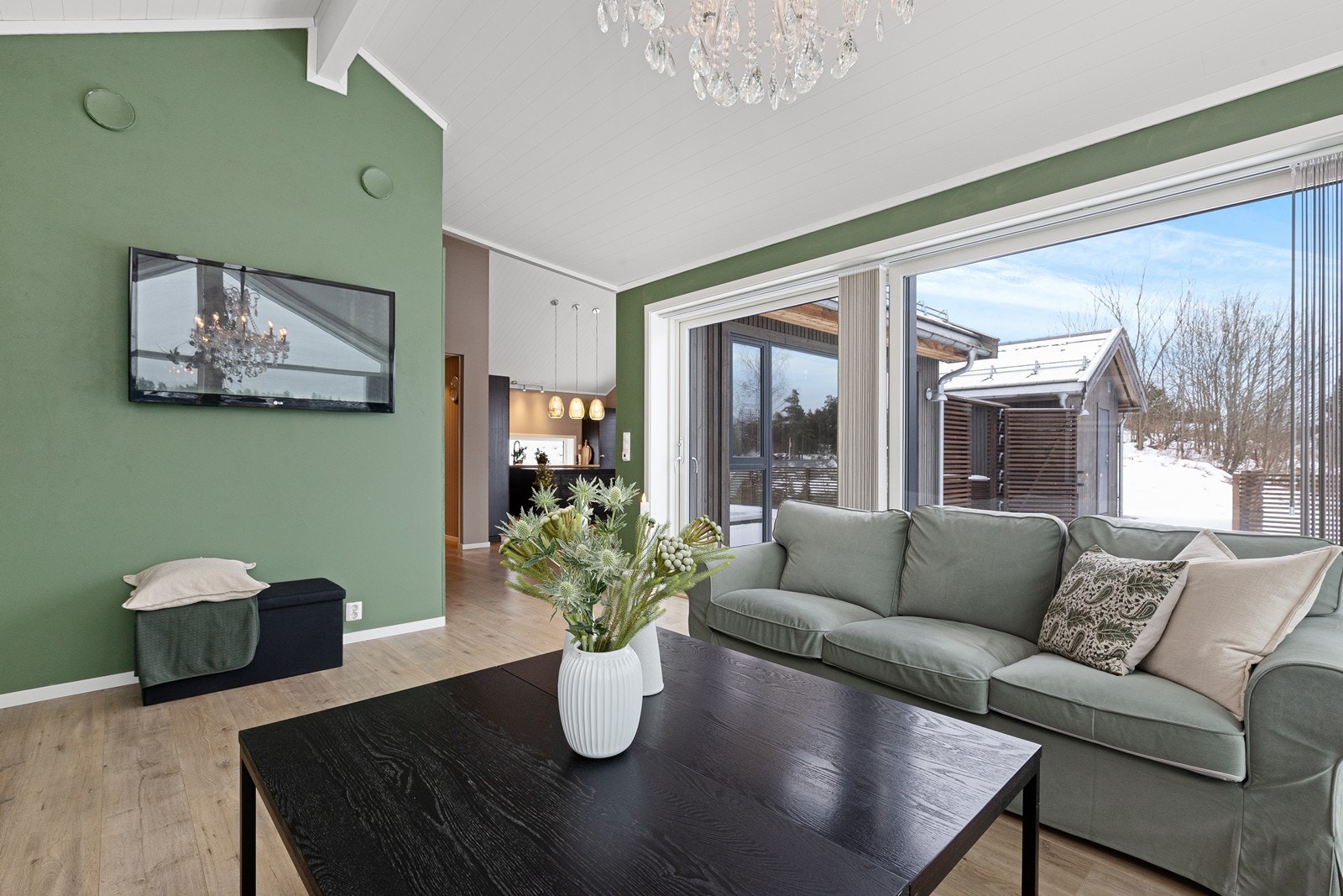 Fra stuen har man god oversikt mot kjøkkenet og spiseplassen. Galleribilde