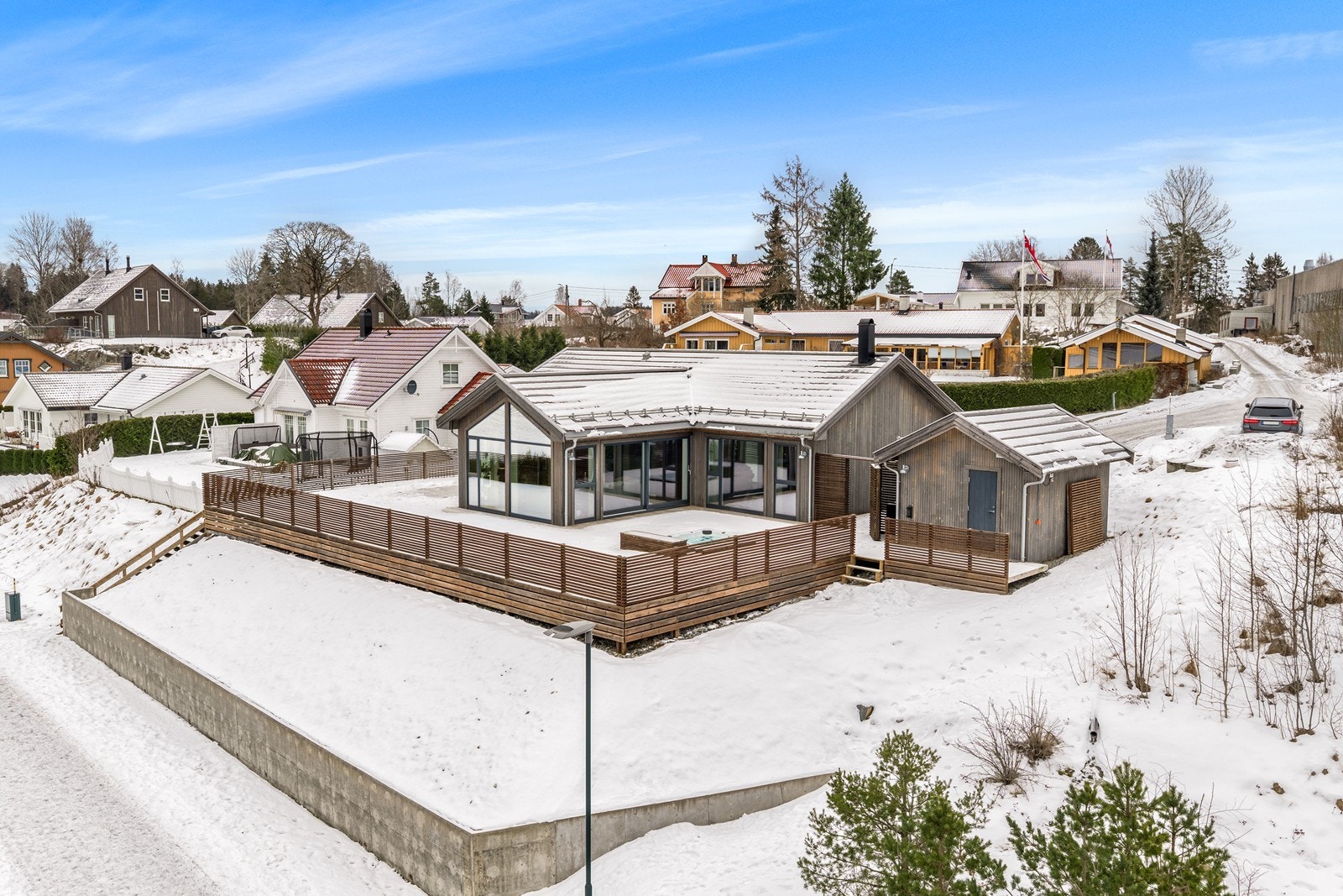 Eiendommen ligger høyt og fritt med en pent opparbeidet og usjenert uteplass. Boligen, garasjen og uthuset er kledd utvendig med "vedlikeholdsfri" malmfuru. Galleribilde