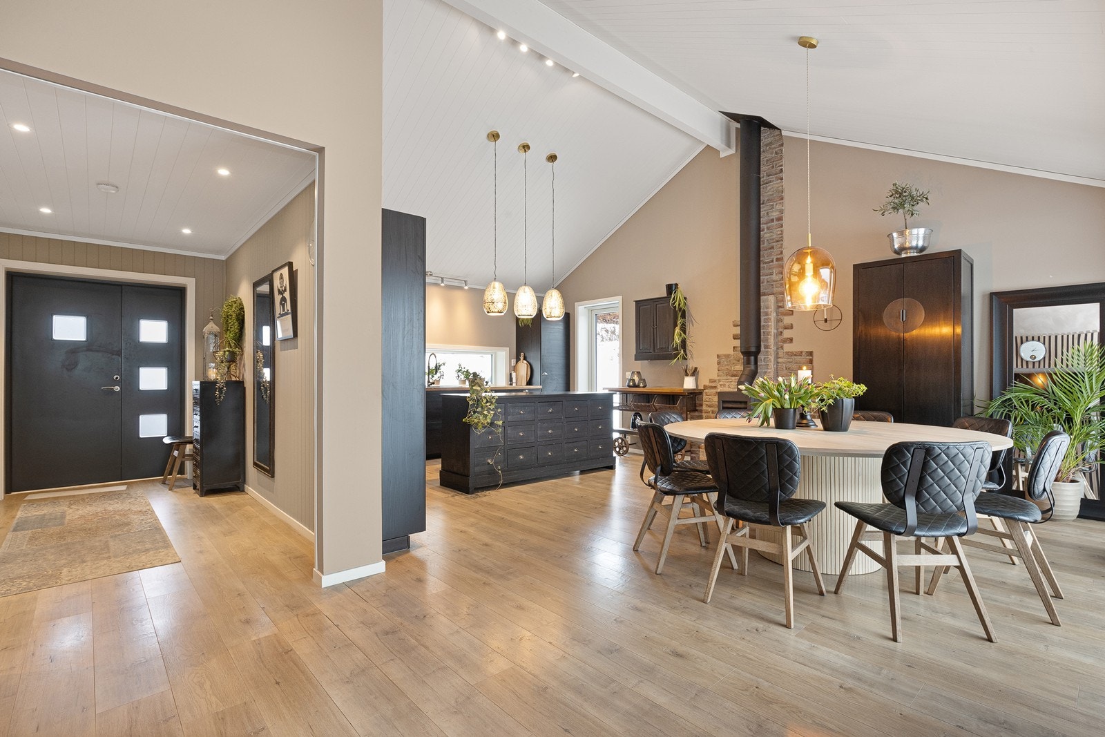 Fra entreen åpner boligen seg opp mot et stort kjøkken med spiseplass. Mønehøy himling (ca 4,5 meter) gir meget god romfølelse. Galleribilde