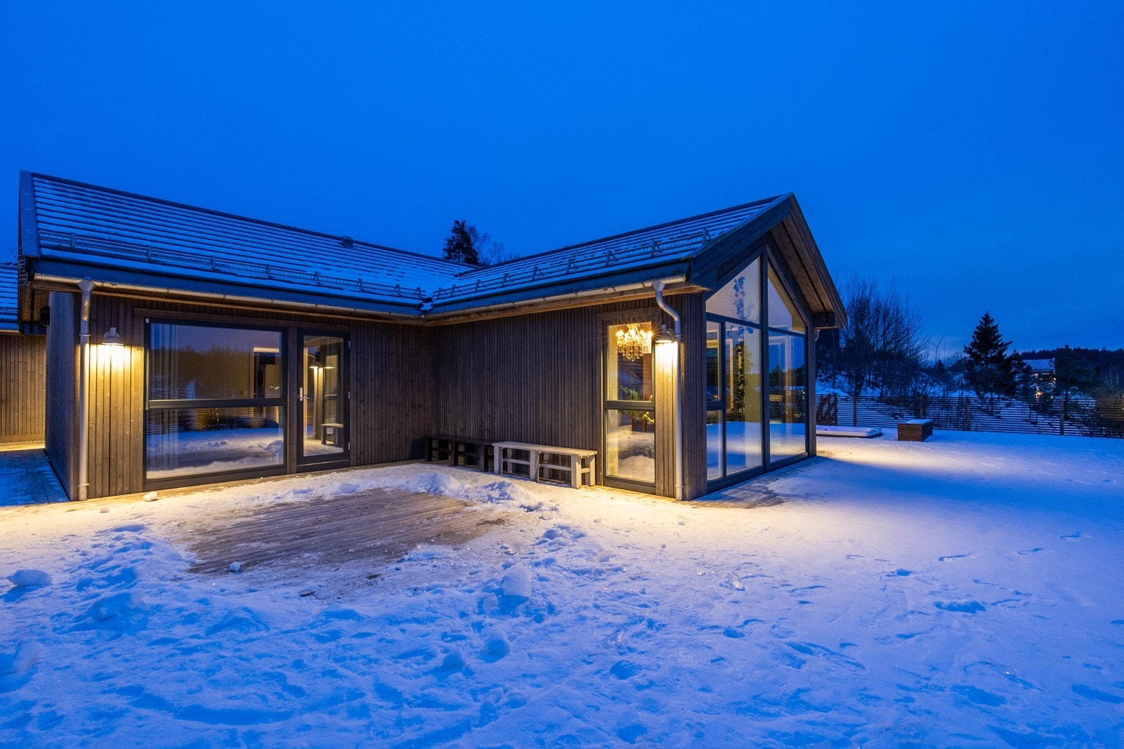 Fasadebelysningen fremhever boligens arkitektur etter mørkets frembrudd. Galleribilde