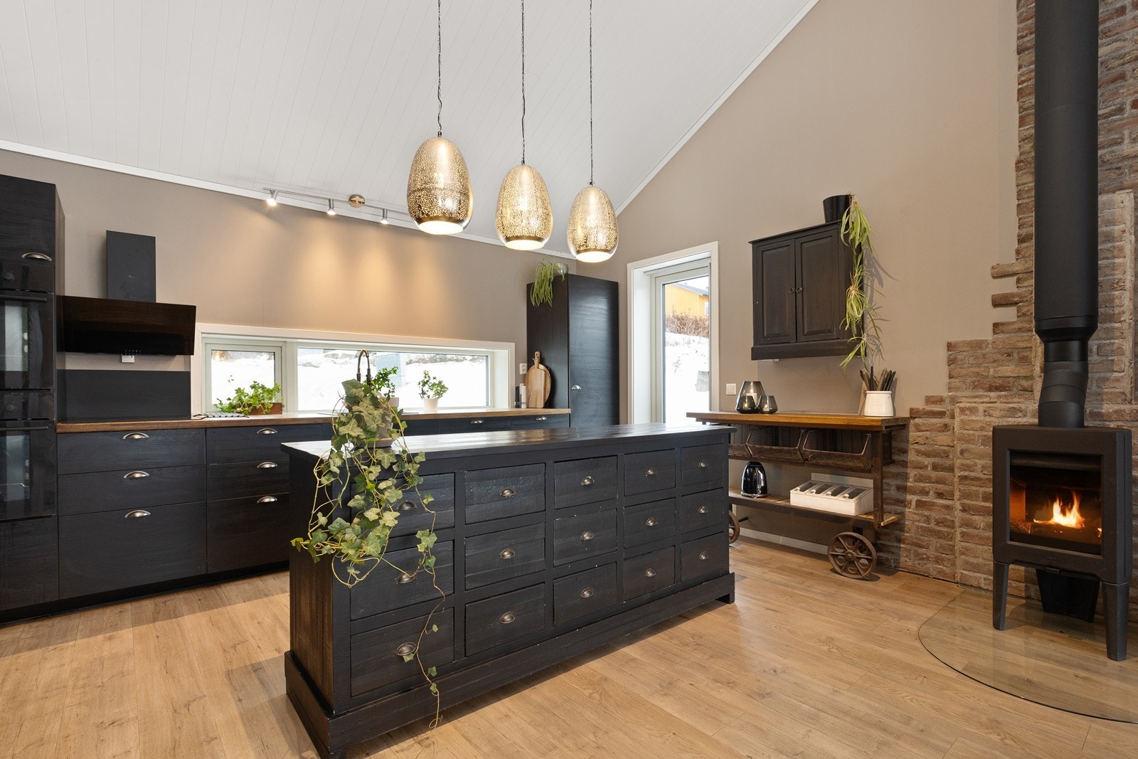 Vedovnen mellom kjøkkenet og spiseplassen gir både varme og hygge. Terrassedør ut til hage. Galleribilde