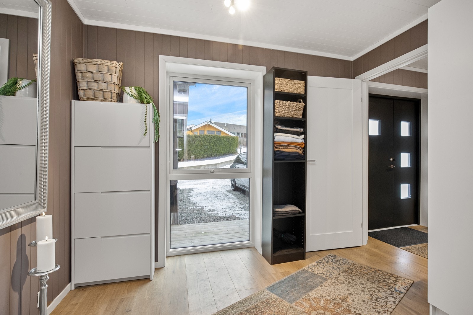 En lys og praktisk hall med direkte adkomst fra garasjen. Galleribilde