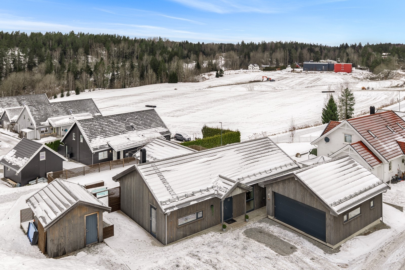 Boligen er plassert i enden av en blindvei, med landlige omgivelser. Galleribilde