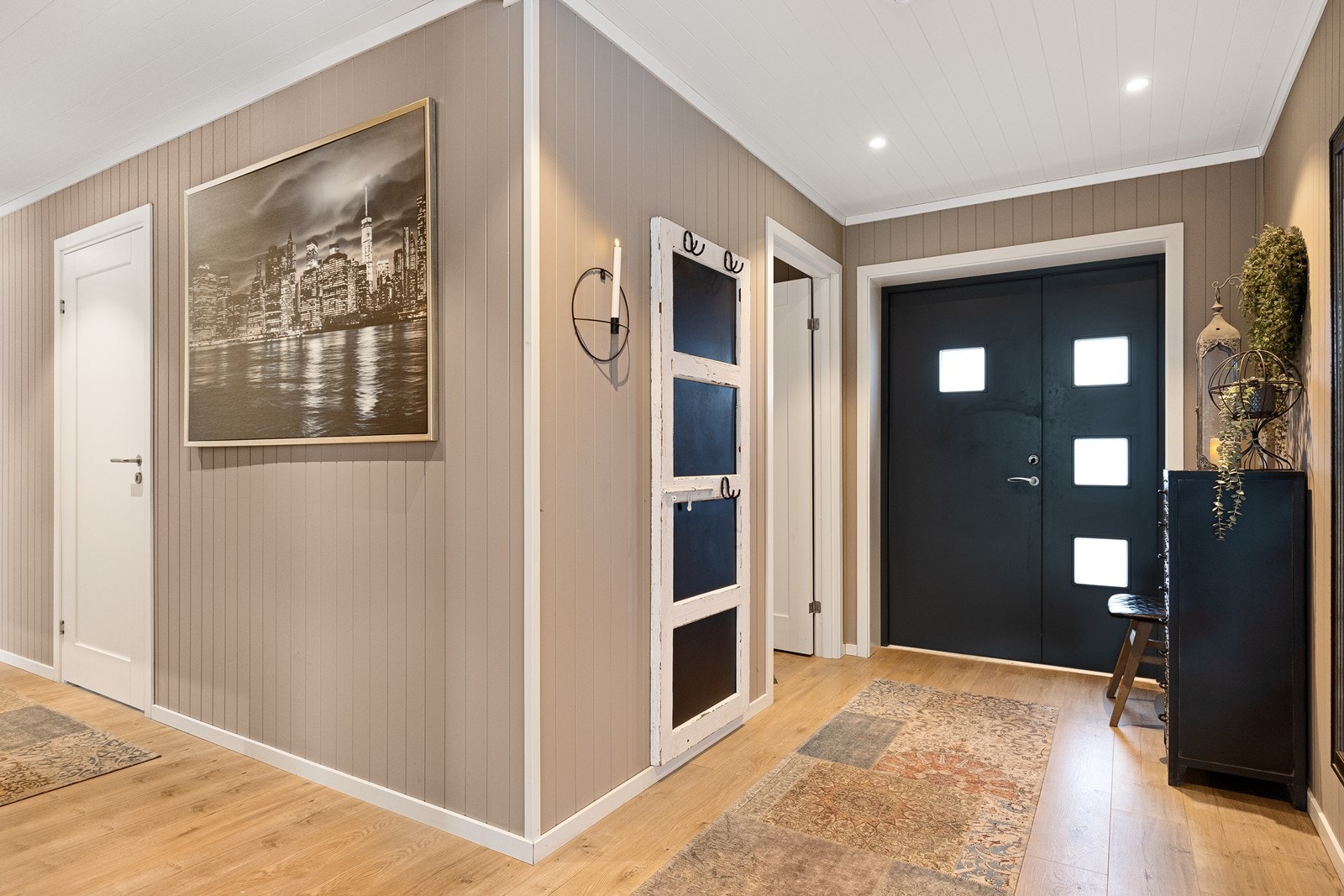 En romslig entré ønsker velkommen inn og gir et godt førsteinntrykk av boligen. Galleribilde