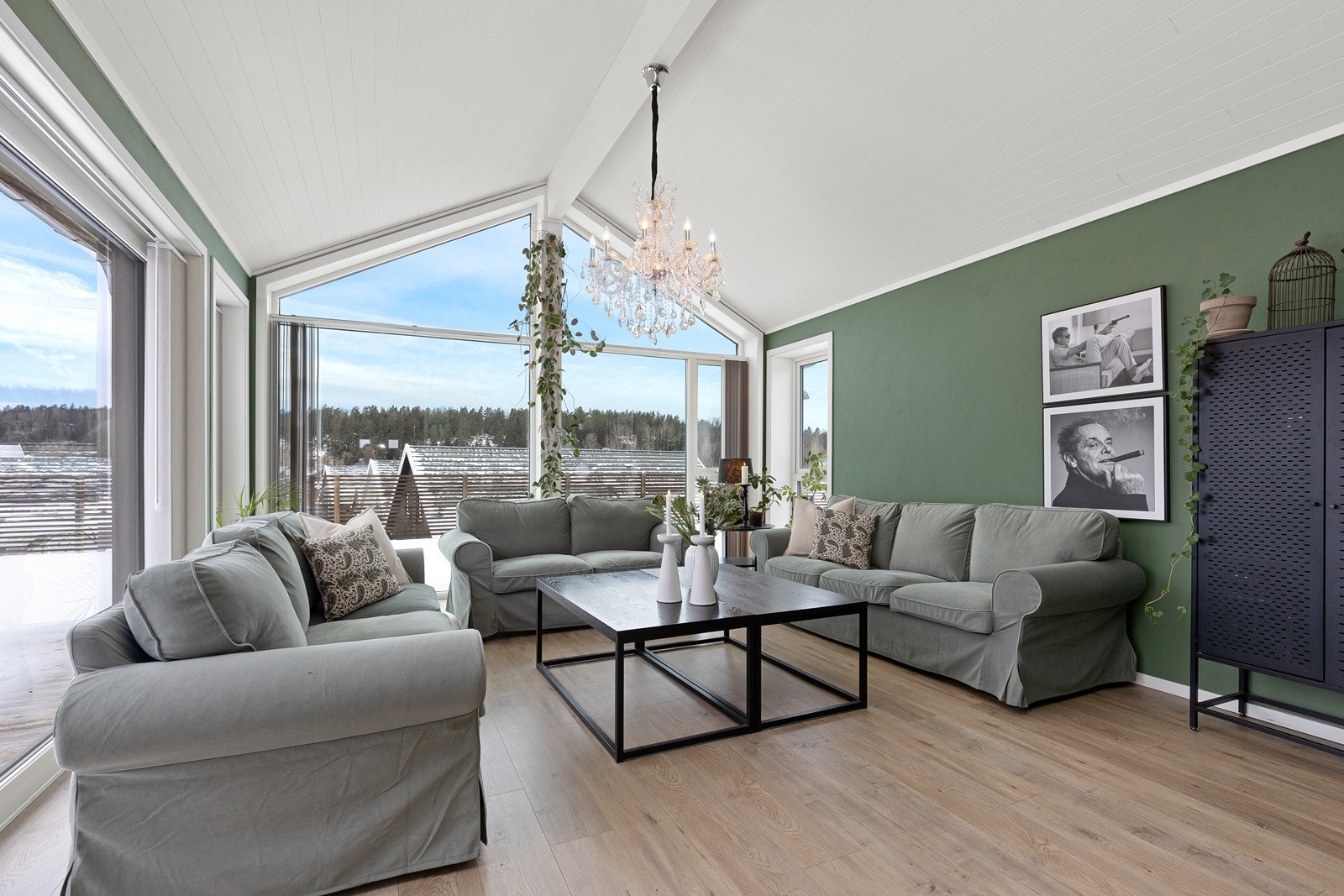 Stuen har en imponerende takhøyde og store vindusflater som gir rikelig med lys. Galleribilde